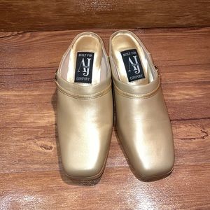 AJ Valenci Comfort Women's Tan Leather Upper Mules Clogs Heels Open Back 6.5 NWT